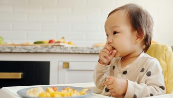 Cómo introducir alimentos sólidos en la dieta de los bebés